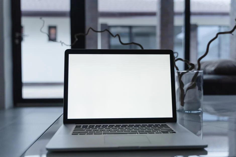 Un espace de travail moderne mettant en scène un ordinateur portable, une tablette et des smartphones, parfait pour un usage tech et freelance.